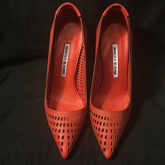 👠💥HOST PICK💥MANOLO BLAHNIK - LEATHER CUTOUT ACCENT PUMPS - Picture 3 of 13